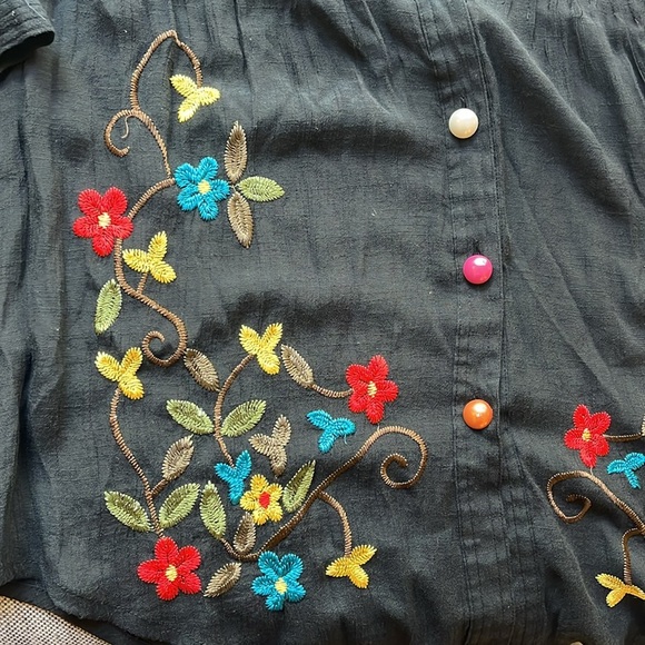 Vintage embroidered Floral Top with colorful buttons - Picture 6 of 17